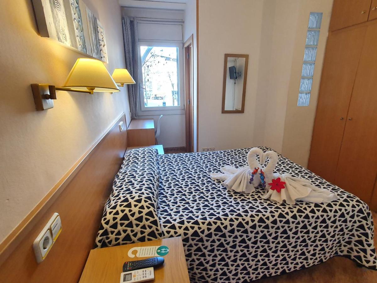 Hostal Rio De Castro Barcelona Luaran gambar